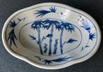 Chinese schaal in porselein met blauwe bamboemotieven, Antiek en Kunst, Ophalen of Verzenden
