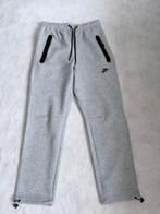 Nike tech broek (M), Kleding | Heren, Ophalen of Verzenden, Nieuw, Maat 48/50 (M), Grijs