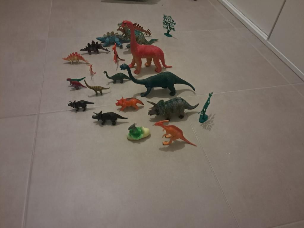 Ensemble de dinausaures, toupies, voitures Hot wheels., Ophalen, Gebruikt