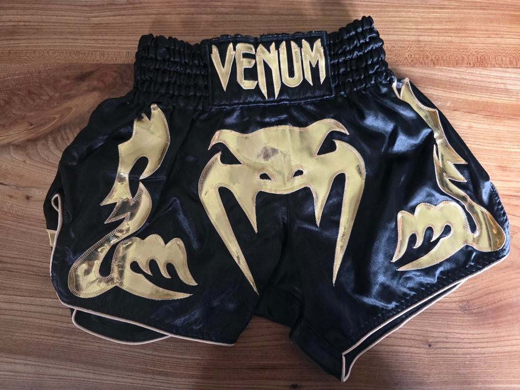 Bangkok Inferno

Venum Muay Thai Shorts - Zwart/Goud

Maat s, Maat S, Ophalen of Verzenden