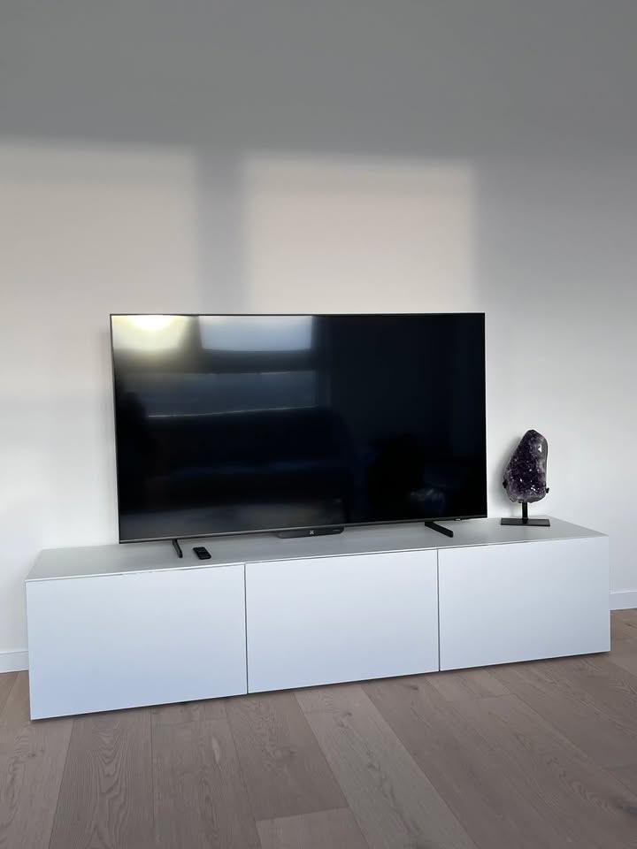 Meuble TV IKEA BESTÅ 180 cm blanc brillant SELSVIKEN, Maison & Meubles, Armoires | Mobilier de télévision, Comme neuf, Enlèvement