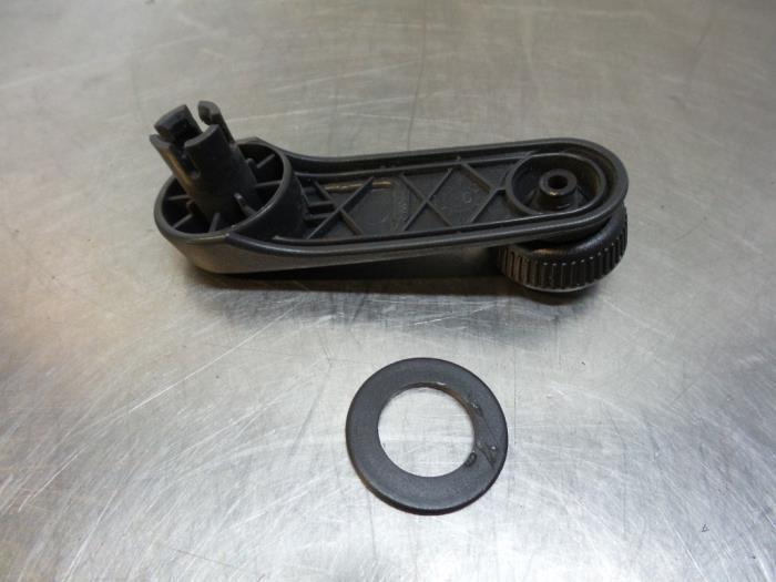 Manivelle de vitre d'un Peugeot 406 (406 95-), Autos : Pièces & Accessoires, Vitres & Accessoires, Peugeot, Utilisé, Enlèvement ou Envoi