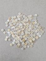 200 witte knopen voor poppen- of babykleertjes voor €2, Enlèvement ou Envoi, Bouton ou Boutons