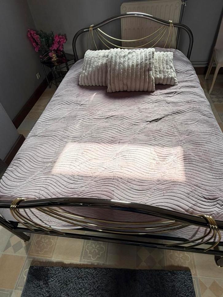Lit vintage 140x190 en laiton mat. literie,complète,chevets, Maison & Meubles, Chambre à coucher | Lits, Comme neuf, Métal, Enlèvement