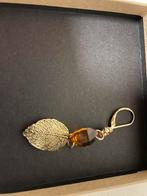 Oorbel uniek goudkleurig, Ophalen of Verzenden, Zo goed als nieuw