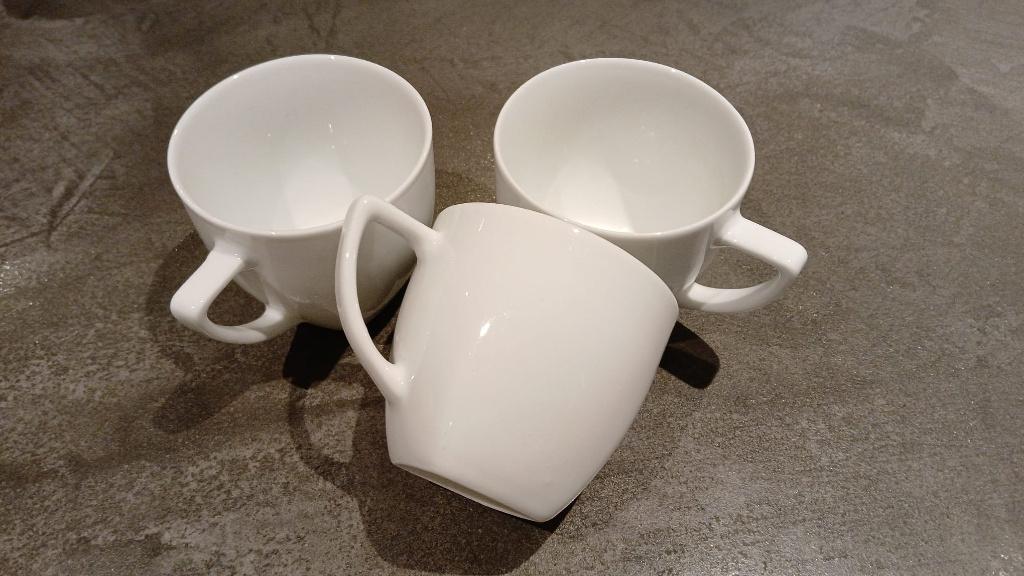 Ensemble 3 tasses + 12 sous‑tasses Charlotte Marie C, Maison & Meubles, Cuisine | Vaisselle, Enlèvement ou Envoi, Comme neuf