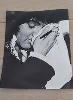 Vintage zwart wit foto emotionele Elvis Presley, Ophalen of Verzenden, Zo goed als nieuw, Foto of Kaart