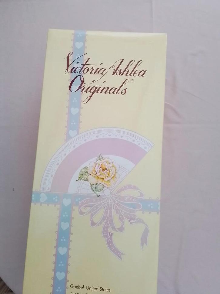 Porceleinen pop Victoria Ashlea, Verzamelen, Poppen, Zo goed als nieuw, Pop, Ophalen
