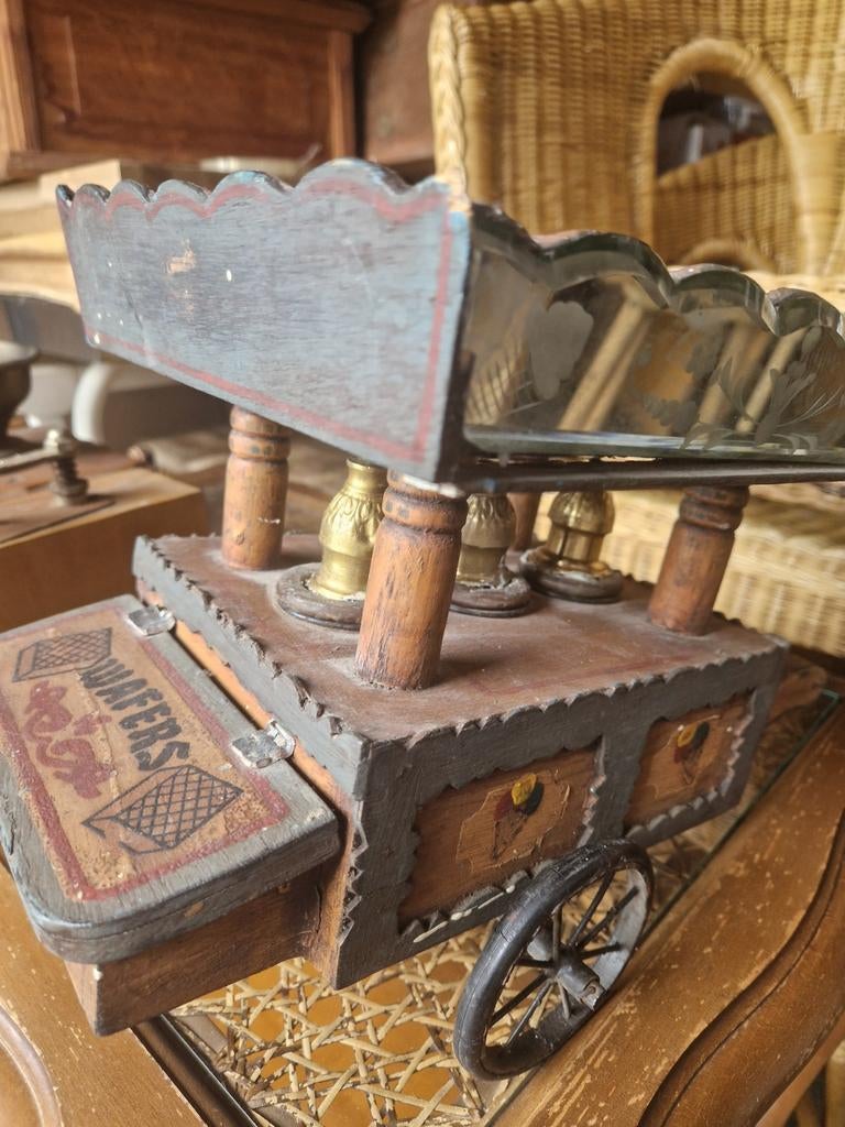 Oude ijs en wafelkar/ klein model €40, Ophalen