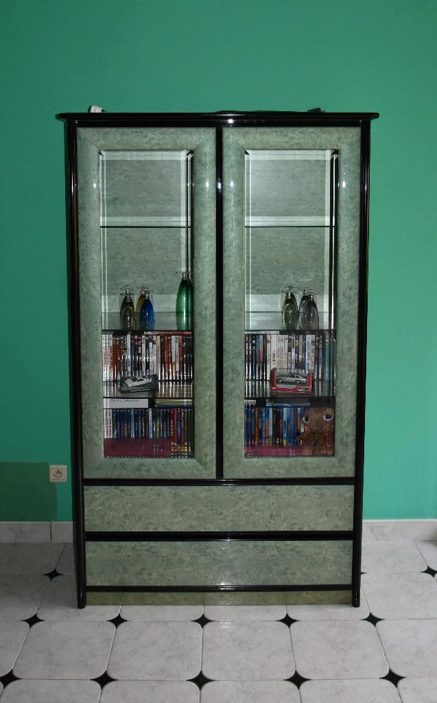 Meuble vitrine laqué avec éclairage, Maison & Meubles, Armoires | Vitrines, Comme neuf, Avec tiroir(s), Avec porte(s), Avec tablette(s)