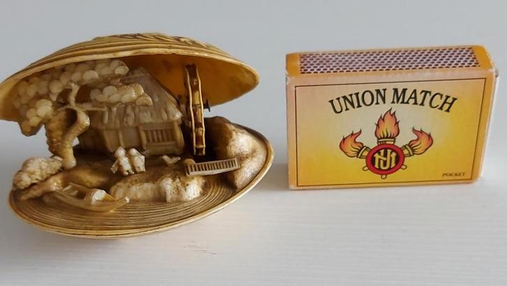 Japans miniatuur tafereel in schelp, Antiquités & Art, Curiosités & Brocante, Enlèvement ou Envoi