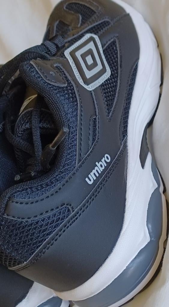 Sneaker Umbro zwart 44, Kleding | Heren, Schoenen, Nieuw, Sneakers, Zwart, Ophalen of Verzenden