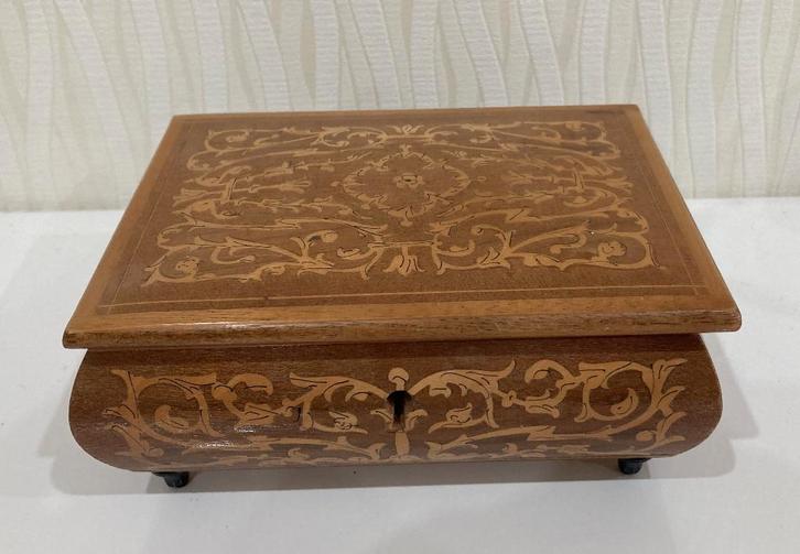 oude Muziekdoos/speeldoos SORRENTO met Lador speelwerkje, Antiquités & Art, Antiquités | Outils & Instruments, Enlèvement ou Envoi