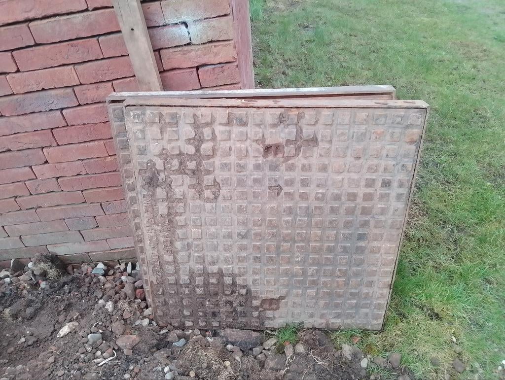 2 stalen overrijdbare putdeksels 70x70cm, Ophalen