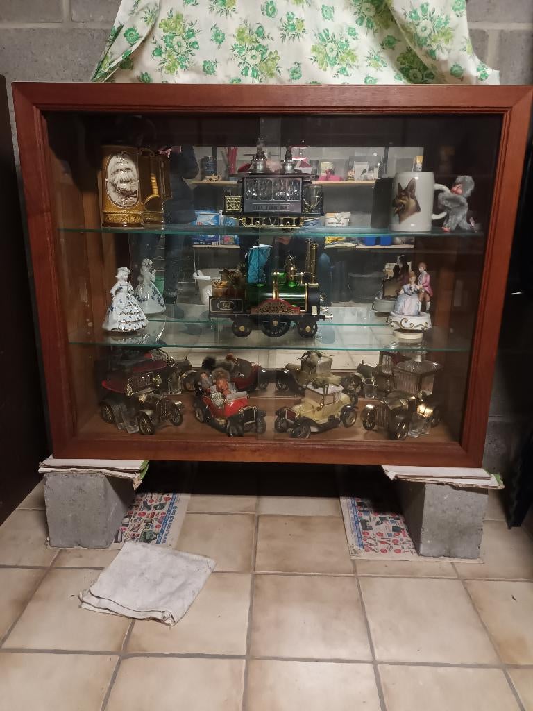 Vitrine avec posture, Enlèvement