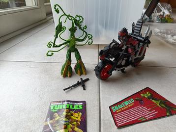Teenage Mutant Ninja Turtles - Snakeweed en Footbot op motor