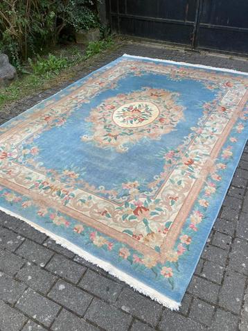 Grand tapis vintage  disponible aux enchères