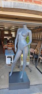 Mannequin féminin et un podium couleur gris, Ophalen, Zo goed als nieuw, Paspop