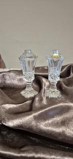 .Ancienne salière et poivrière sur piédestal en cristal tail, Ophalen