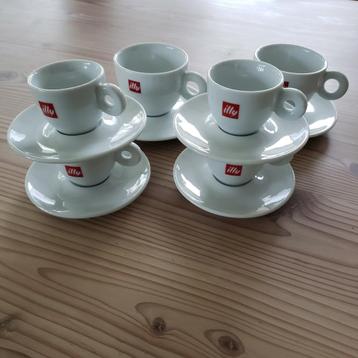 4 Illy espresso kopjes + 2 illy koffiekoeken met bordjes
