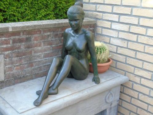 femme nue au chignon assise mains en bronze pat vert ., Jardin & Terrasse, Statues de jardin, Neuf, Autres types, Autres matériaux