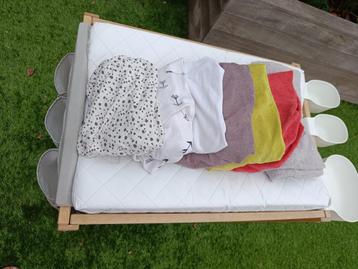 Ikea verzorgtafel en Quax verzorgkussen + accessoires beschikbaar voor biedingen