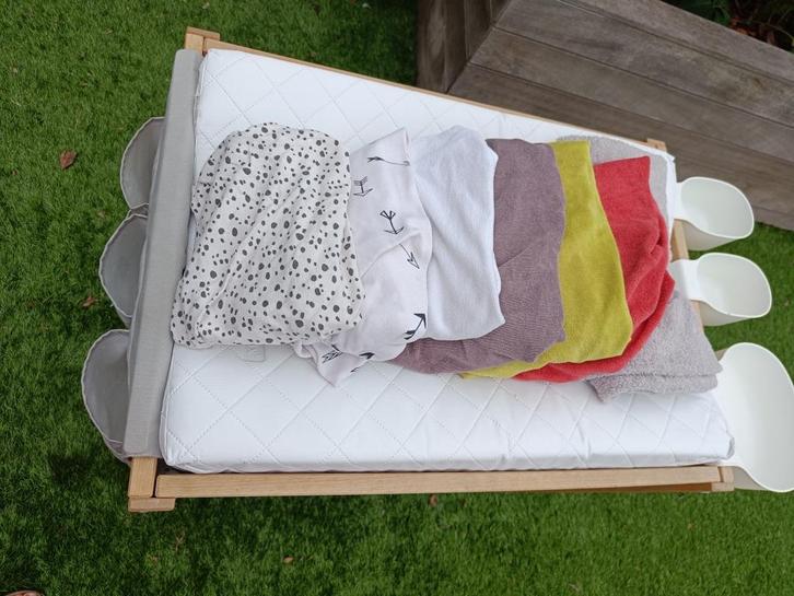 Ikea verzorgtafel en Quax verzorgkussen + accessoires, Kinderen en Baby's, Badjes en Verzorging, Gebruikt, Aankleedkussen, Overige merken