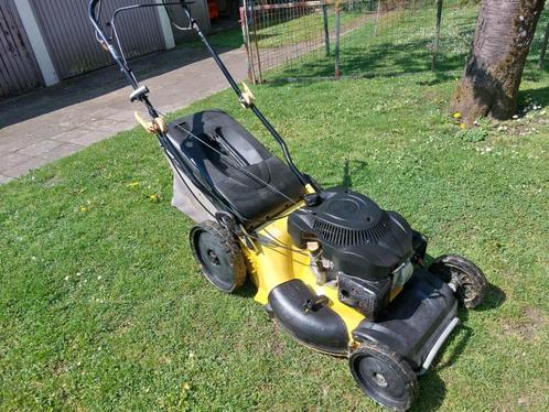 Zelftrekkende grasmaaier werkt prima, Tuin en Terras, Grasmaaiers, Zo goed als nieuw, Benzine-grasmaaier, 50 cm of meer, Cirkelmaaier