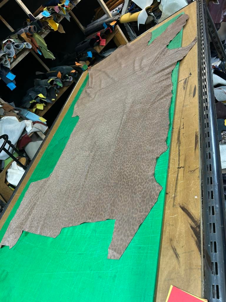 Bruin suéde leer lap 1.3mm dikte soepel met slang print A147, Hobby en Vrije tijd, Stoffen en Lappen, Ophalen of Verzenden, Bruin