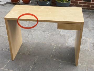 Bureau a tiroir( reservé) beschikbaar voor biedingen