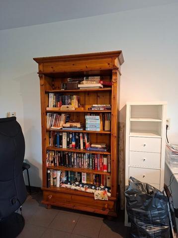 Boekenkast beschikbaar voor biedingen