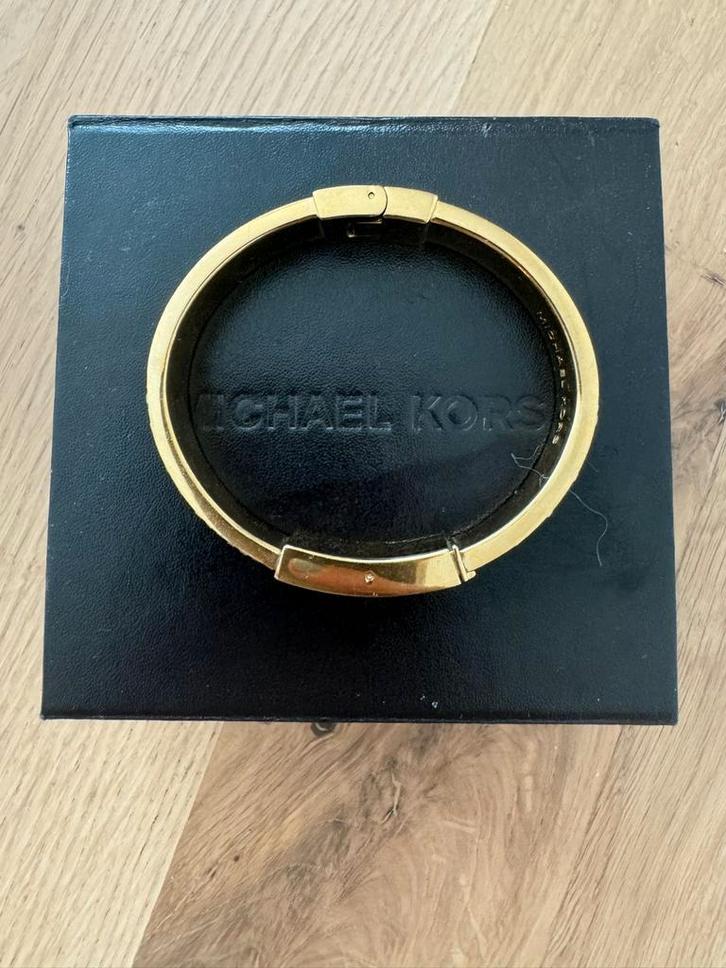 Michael Kors Crystal Hinged Bangle Bracelet, Handtassen en Accessoires, Armbanden, Nieuw, Goud, Ophalen