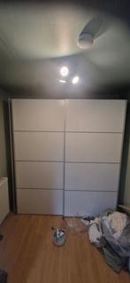 Grote kledingkast met schuifdeuren