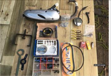 Scooter, set afstel spullen, gereedschap en onderdelen. beschikbaar voor biedingen