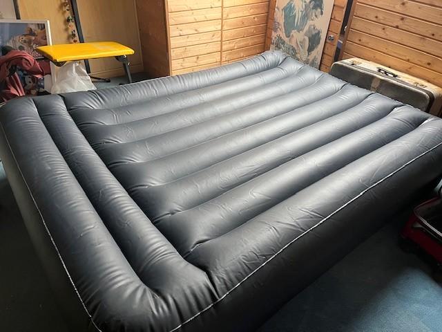 Electrisch Opblaasbare matras 2-per, Caravans en Kamperen, Luchtbedden, Zo goed als nieuw, 2-persoons, Ophalen