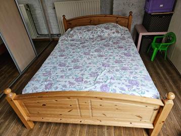 Klassiek bed - Massief grenen met hoofdeinde en voeteneinde beschikbaar voor biedingen