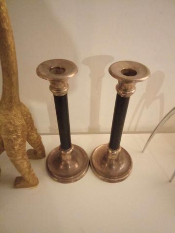 2 chandeliers anciens en métal argenté, porte-bougies