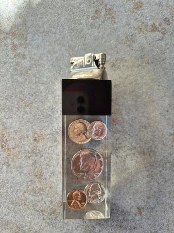 Briquet avec pièces dans résine  très rare  Vintage  beschikbaar voor biedingen