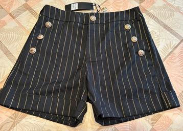 Nieuwe zwarte feestelijke short met goudkleurige streepjes.. beschikbaar voor biedingen