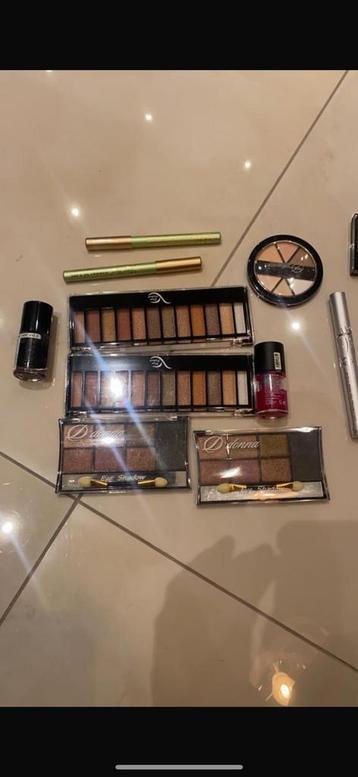 Donna verschillende make-up beschikbaar voor biedingen