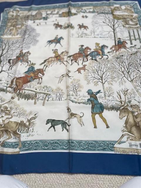 Carré HERMES L'HIVER (TBE), Kleding | Dames, Mutsen, Sjaals en Handschoenen, Zo goed als nieuw, Sjaal, Ophalen of Verzenden