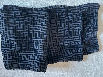 Sjaal met reliëf kleur zwart. In perfecte staat  beschikbaar voor biedingen
