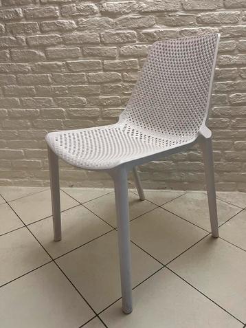 Witte stoel beschikbaar voor biedingen