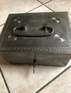 Coffre vintage métal avec clef, Bijoux, Sacs & Beauté, Boîtes de maquillage & Beauty case, Enlèvement ou Envoi, Comme neuf