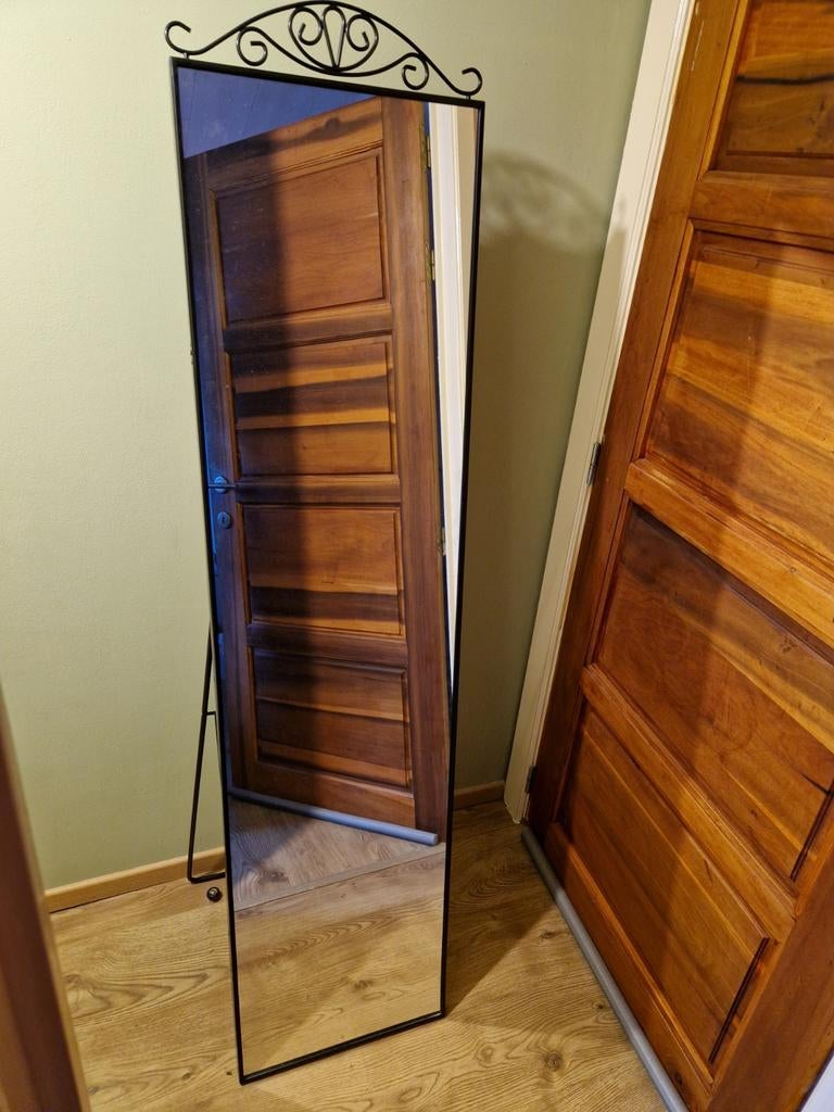 Ikea zwarte staande spiegel, Huis en Inrichting, Woonaccessoires | Spiegels, Ophalen
