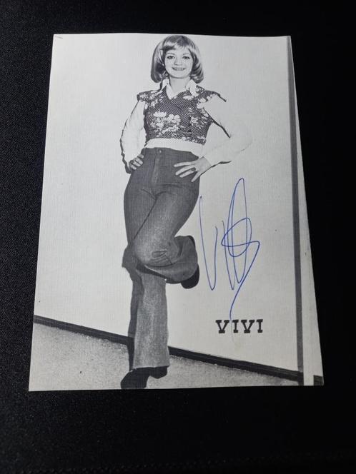 Gesigneerde foto, Vivi - jaren '70, Verzamelen, Muziek, Artiesten en Beroemdheden, Zo goed als nieuw, Foto of Kaart, Ophalen of Verzenden