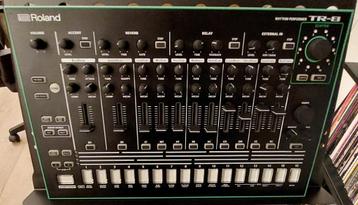 Roland TR-8 (incl. 7X7 + custom-printed rack brace) beschikbaar voor biedingen