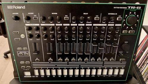 Roland TR-8 (incl. 7X7 + custom-printed rack brace), Muziek en Instrumenten, Drumcomputers, Zo goed als nieuw, Roland, Ophalen of Verzenden