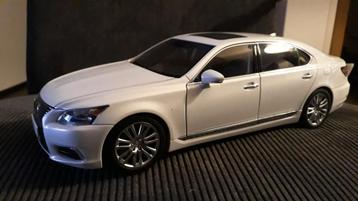 Autoart 1/18 Lexus LS 600HL SIGNATURE WIT  beschikbaar voor biedingen