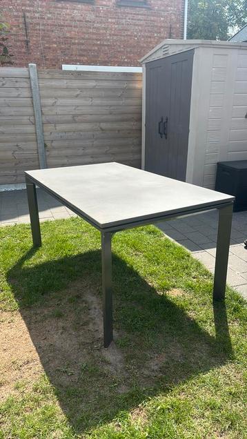 Tuin tafel beschikbaar voor biedingen